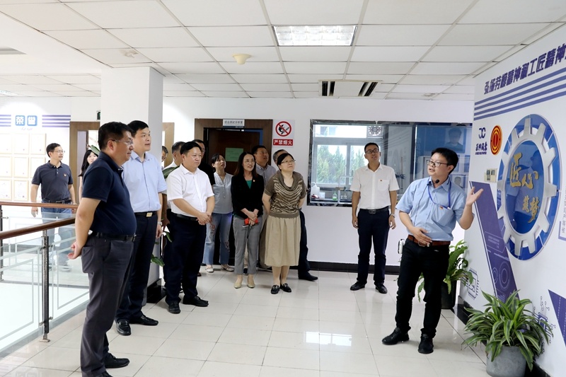 2020年7月29日，時(shí)任浙江省政協(xié)常委、社法委副主任、省總工會(huì)副主席、一級(jí)巡視員董建偉蒞臨景興紙業(yè)調(diào)研新時(shí)代工匠培育工作